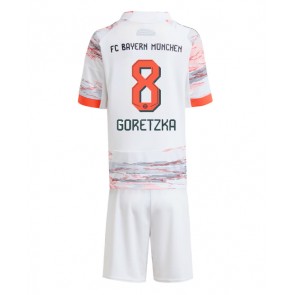 Lacne Dětský Futbalové dres Bayern Munich Leon Goretzka #8 2025-26 Krátky Rukáv - Preč (+ trenírky)